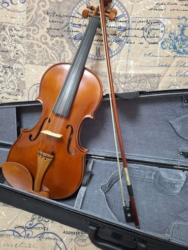 Скрипки: В комплекте Скрипка, футляр, один смычок, струны, мостик для скрипки