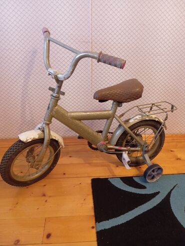 predo 4 nomre qiymeti: Uşaq velosipedi satıram. belə sürülür yüngül əl gəzdirmək olar əlaqə