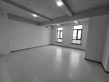октябрьская: Аренда офисов, 35 м², В бизнес центре, С видом на горы, 1 линия, С оборудованием — 6