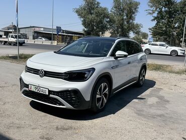 электромобили из китая: Электрический кроссовер Volkswagen ID.6 белого цвета с панорамной