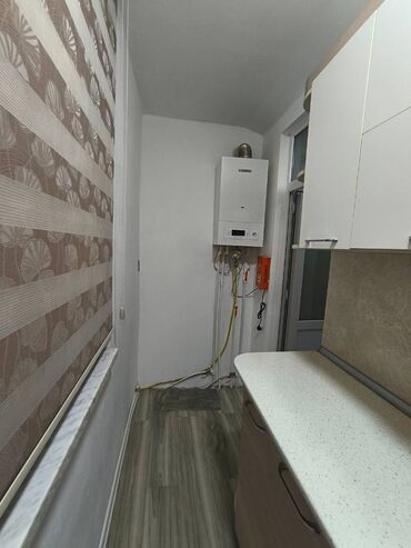 Uzunmüddətli kirayə mənzillər: 11-ci mikrorayonda, 5 mərtəbəli binanın 4-cü mərtəbəsində yerləşən — 11