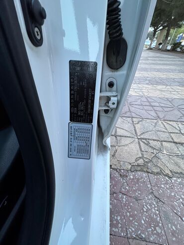 Информатика: Kia K5 – qapı sütununda istehsalçı lövhəsi - Model: Kia K5 (lövhədə
