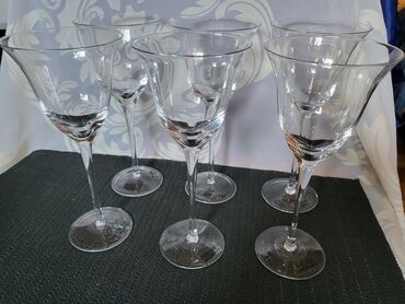 Čaše: Case nove za vino iz 2009g. Sve na casama odsjaj od svetla. Komada 6 — 6