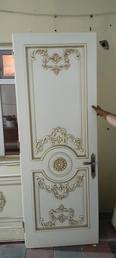 şüşə qapi: Ağ və qızılı naxışlı klassik üslubda qapılar təqdim olunur. Modellər — 4