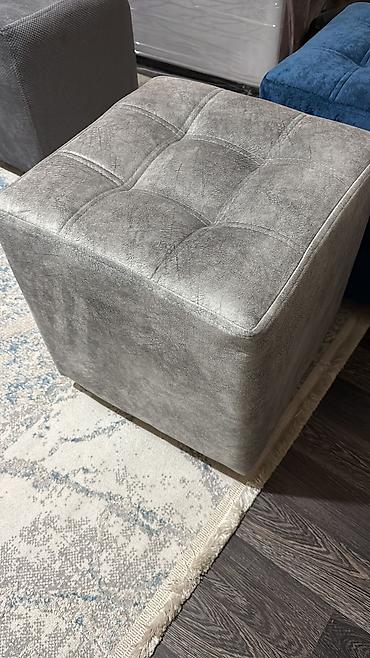 Пуфики: Элегантная банкетка прямоугольной формы, обтянутая мягкой тканью — 28