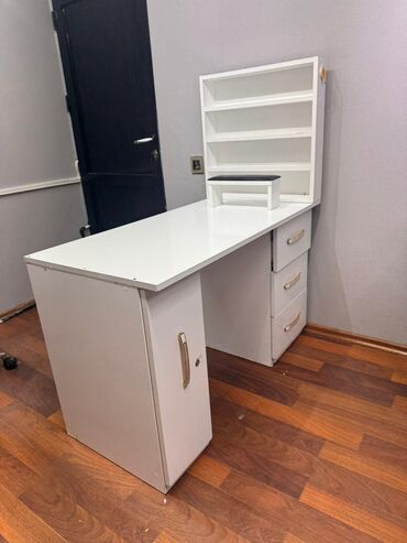 кухонный гарнитур бу: Qadin salonu ucun Ağ rəngdə funksional dirnaq stolu isteyen olsa