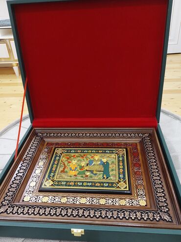 Musiqi alətləri: Məhsul: Əl işi miniatür tablo – ağac oyma çərçivədə, hədiyyə/qutu