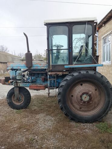 Traktorlar: Kənd təsərrüfatı üçün tək kabinalı təkərli traktor Xüsusiyyətlər: - — 19