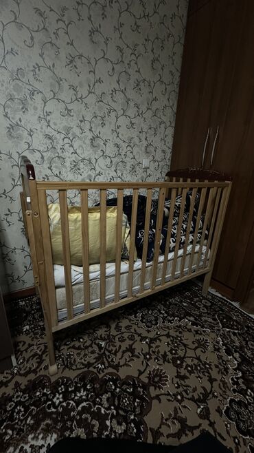 детские раскладные кровати: Кроватка детская с матрасом. Пятен нет. Откидной бок и спинка, с