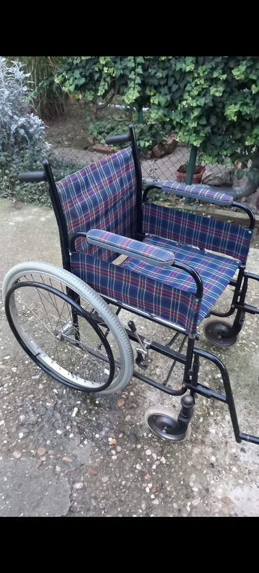 stolica za tusiranje za invalide: Očuvana invalidska kolica.Potrebno je zameniti gumu jer je propala od