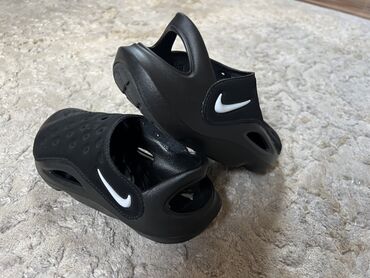 черно белое платье вечернее: Пара черных шлепанцев Nike с белым логотипом. Легкий и прочный