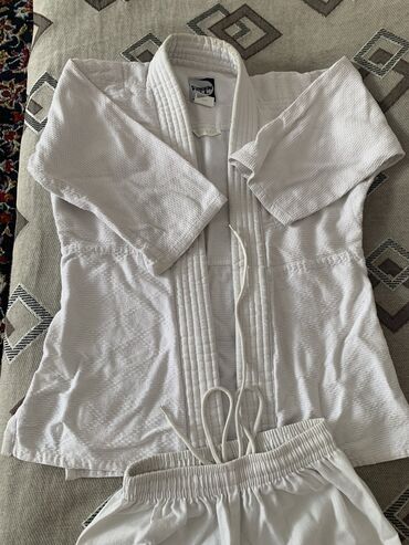 белый: Продаю кимоно для дзюдо, 130 см, в нормальном состоянии, для ребёнка