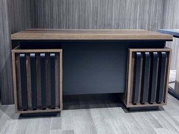 Ofis dəst mebeli: Ofis mebel dəsti Tərkib: - İş masası: ağ üst səth, qara metal karkas; — 4