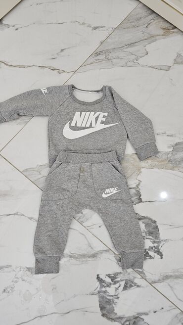 футболки кепки с логотипом на заказ: Размер 90.Детский спортивный костюм Nike - Комплект из двух