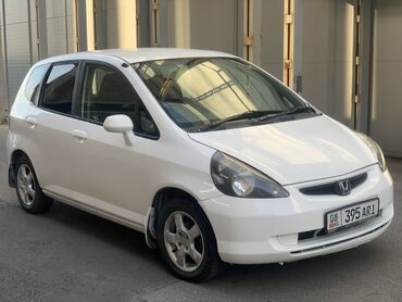 мини электромобиль: Белый хэтчбек Honda Fit с пятидверным кузовом, идеально подходящий для