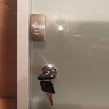 Oprema i sredstva za zaštitu: Izuzetno očuvan metalni ormarić za prvu pomoć sa dva ključa i — 5