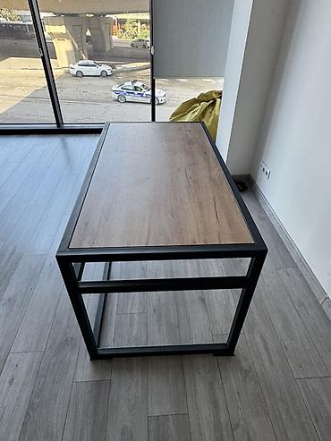 iş masa: Loft üslubunda ofis masası. Metal karkas və taxta teksturalı üst səth — 2