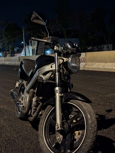 Мотоциклы: Мотоцикл с классическим дизайном, выполненный в черном цвете. Оснащен — 6