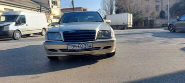 mercedes 190 dizel: Mercedes-Benz markalı, qızılı rəngli, sedan tipli avtomobil. Avtomobil