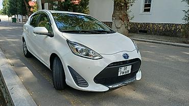 teker hava sensoru: Toyota Aqua hibrid hetçbek. Ağ rəngli кузов, 5 qapılı kompakt şəhər — 5