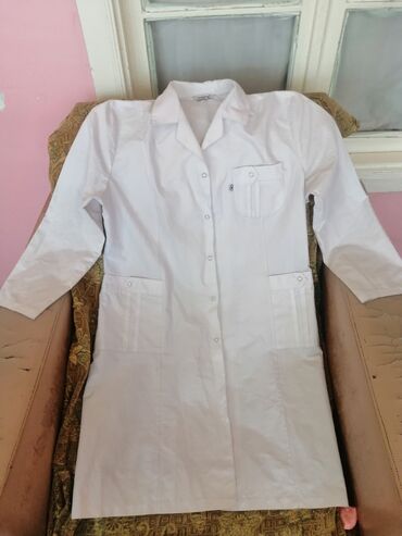 Tibbi geyim: Salam aleykum Ağ rəngde az geyinilmiş tibbi xalatlar ve başqa tibbi — 18