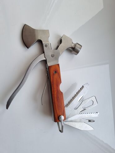 швейцарский нож: Подарочный набор ножей, молотка и топорика, фирменный