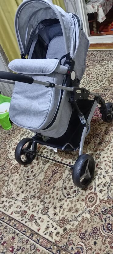 Gəzinti arabaları: Uşaq arabası – boz rəng, alüminium çərçivə Xüsusiyyətlər: - Geniş — 4