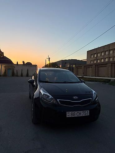 Kia: Kia Rio sedan – qara rəng, Azərbaycan nömrə nişanı “88 CH 751” — 2