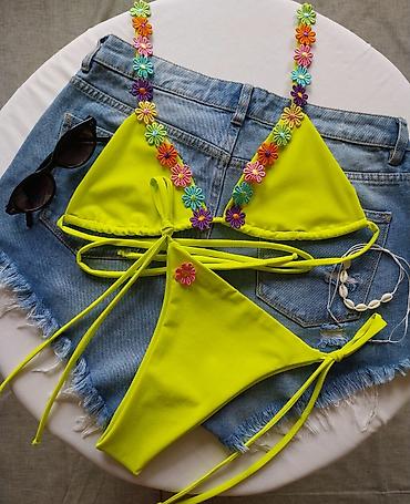 pink za fleki: Neon žuti dvodelni bikini sa cvetnim detaljima - Model: trouglasti — 2