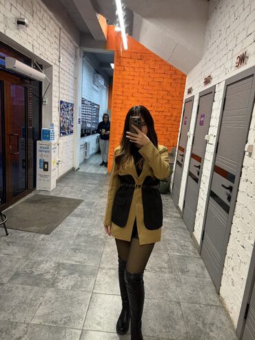вечерние платья с болеро: Пиджак+корсет
ремень в подарок🎁
Состояние новое😍
цена 750 сом