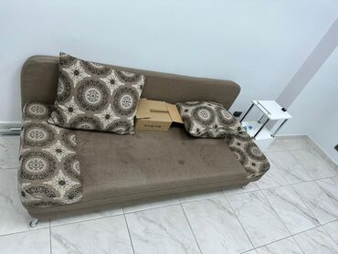 мебель в гостиную: Продается б/у диван,складнойможно использовать как кровать,под