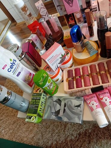 Šminka: Veliki set kozmetike i parfema – sve na jednom mestu Sadržaj seta — 9