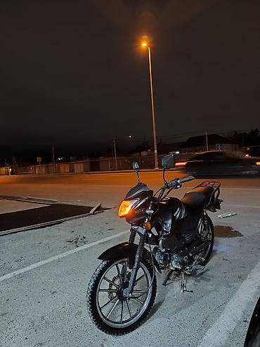 ij oturacaq: Motosiklet rahat 80 90 gedir - Rəng: qara, qrafik detal və gümüş — 1