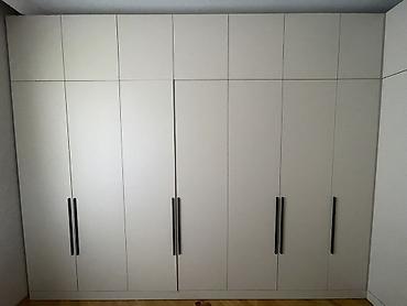 угловой шкаф купе: Minimalist dizayna sahib divara quraşdırılan böyük qarderob sistemi — 1