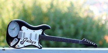 Gitare: Fender Stratocaster Zidni Sat. Fender Stratocaster Zidni Sat. Dužina — 1