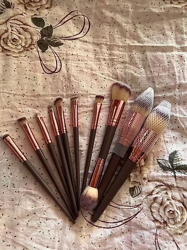 Косметика: Продается набор кистей для макияжа.Если покупаете 2 набора цена 1500 — 8