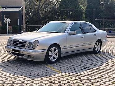 Mercedes-Benz: Mercedes-Benz E-Class (W210) sedan - Gümüşü rəng, 4 qapı, klassik — 2