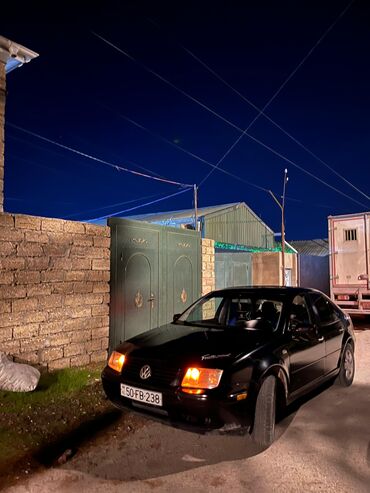 Volkswagen: Volkswagen Jetta (Mk4) sedan – qara rəngdə. Xüsusiyyətlər: - Kuzov: 4 — 10