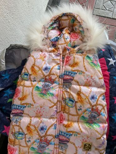 Верхняя одежда: Детские верхние одежды для девочек Б/У очень хорошем состоянии всё по — 5