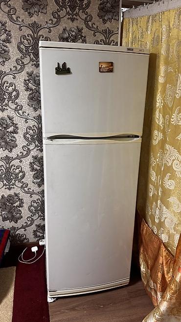 mini refrigerator: Холодильник Atlant, Б/у, Двухкамерный — 1