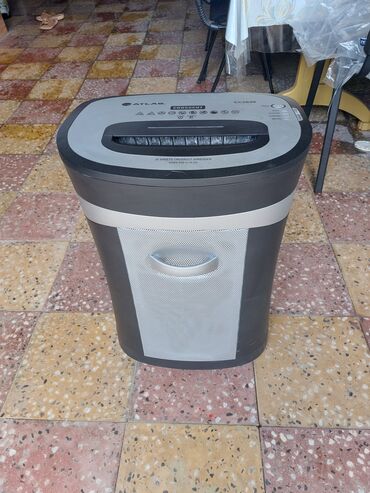 Konteynerlər: 20 vərəqə qədər parçalayır. Parça ölçüsü: 4 x 44 mm Həmçinin Kredit