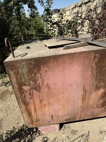 su cenləri: Metal materialdan hazırlanmış su çəni. Üst hissəsində qapaq və bir