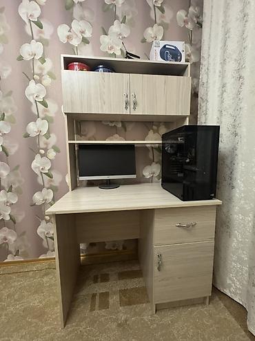 столы для компа: Компьютерный стол, Б/у, С полками — 1