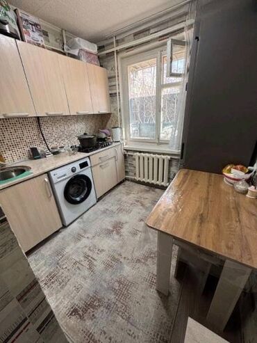 продаю квартиру 8 мкр бишкек: Продается 2ком.кв. Район: 8 мкр Серия: 104 Этаж: 1 из 4 Площадь