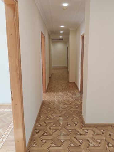 Ofislər: Elmlər metrosunun yaxınlığında yerləşən 160 kv.m sahəsi olan 6 otaqlı — 22