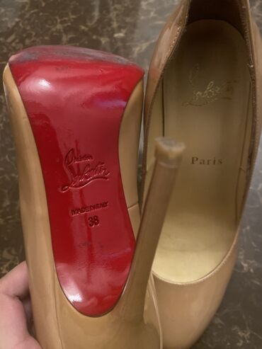 ayaqqabı мокасини: Bu, Christian Louboutin markasına məxsus, incə dabanlı və bej rəngli