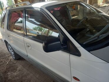 Другие автомобили: Просторный минивэн белого цвета с рейлингами на крыше — 3