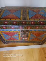 Информатика: Rəngli naxışlarla əl ilə bəzədilmiş taxta sandıq. Xüsusiyyətlər: -