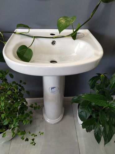 tülpan qiymət: Ağ rəngli keramika materialından hazırlanmış, ayaqlı lavabo. Bu lavabo