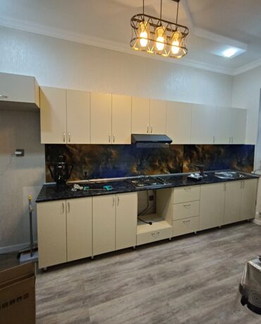 işlenmiş metbex mebeli gence: Mətbəx mebeli, laminat materialdan hazırlanmışdır. Dolablar yuxarı və